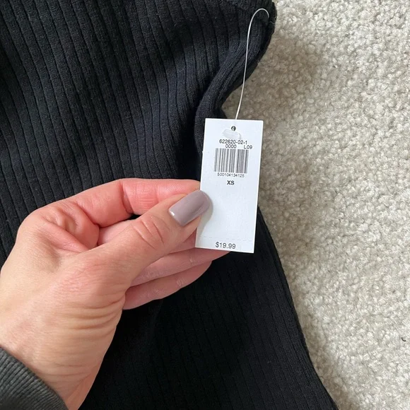 Bundle of Two Old Navy Ribbed V-Neck Tank Top - Black and Cream Size XS NWT - Picture 3 of 8